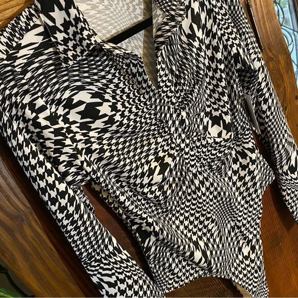 SO Women's Long Sleeve Bodysuit Size Medium Swirled Collared Funky Retro - Picture 4 of 10